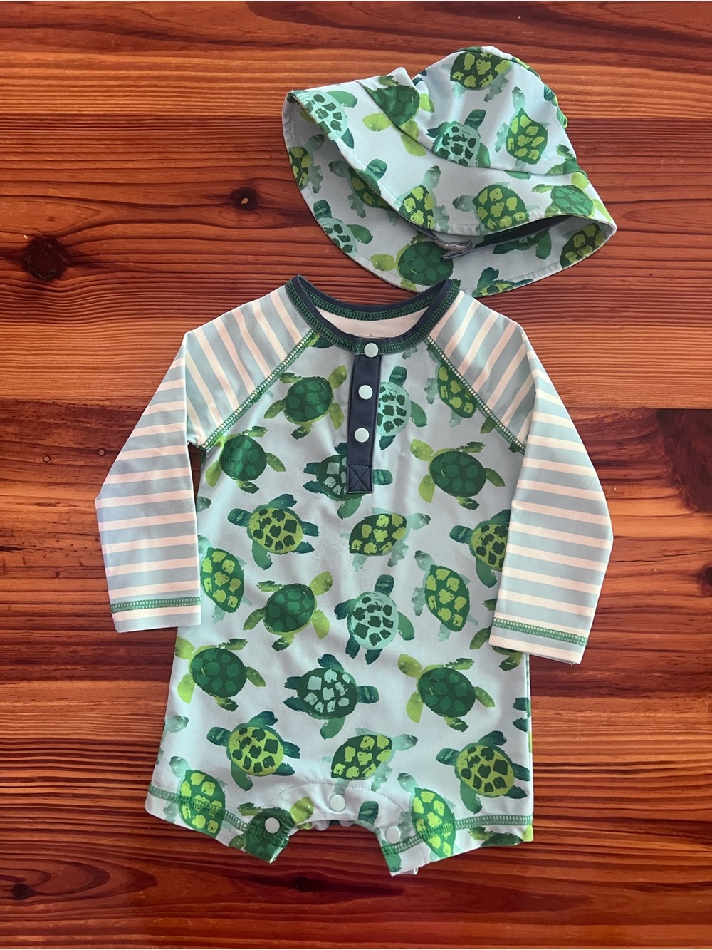Mud Pie Green Turtle Print Rashguard Swimsuit with Matching Hat Size 6-9 Months